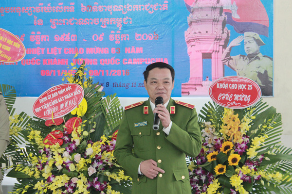 Thiếu tướng, PGS.TS Đặng Xuân Khang, Phó Giám đốc Học viện CSND đề nghị các học viên Campuchia tiếp tục nỗ lực, phấn đấu, khắc phục mọi khó khăn để đạt kết quả cao trong quá trình học tập, rèn luyện tại Học viện CSND.